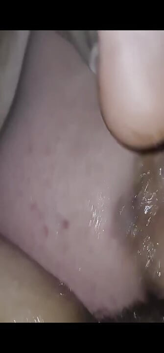 Une MILF de 25 ans concentrée sur les pieds suce et baise