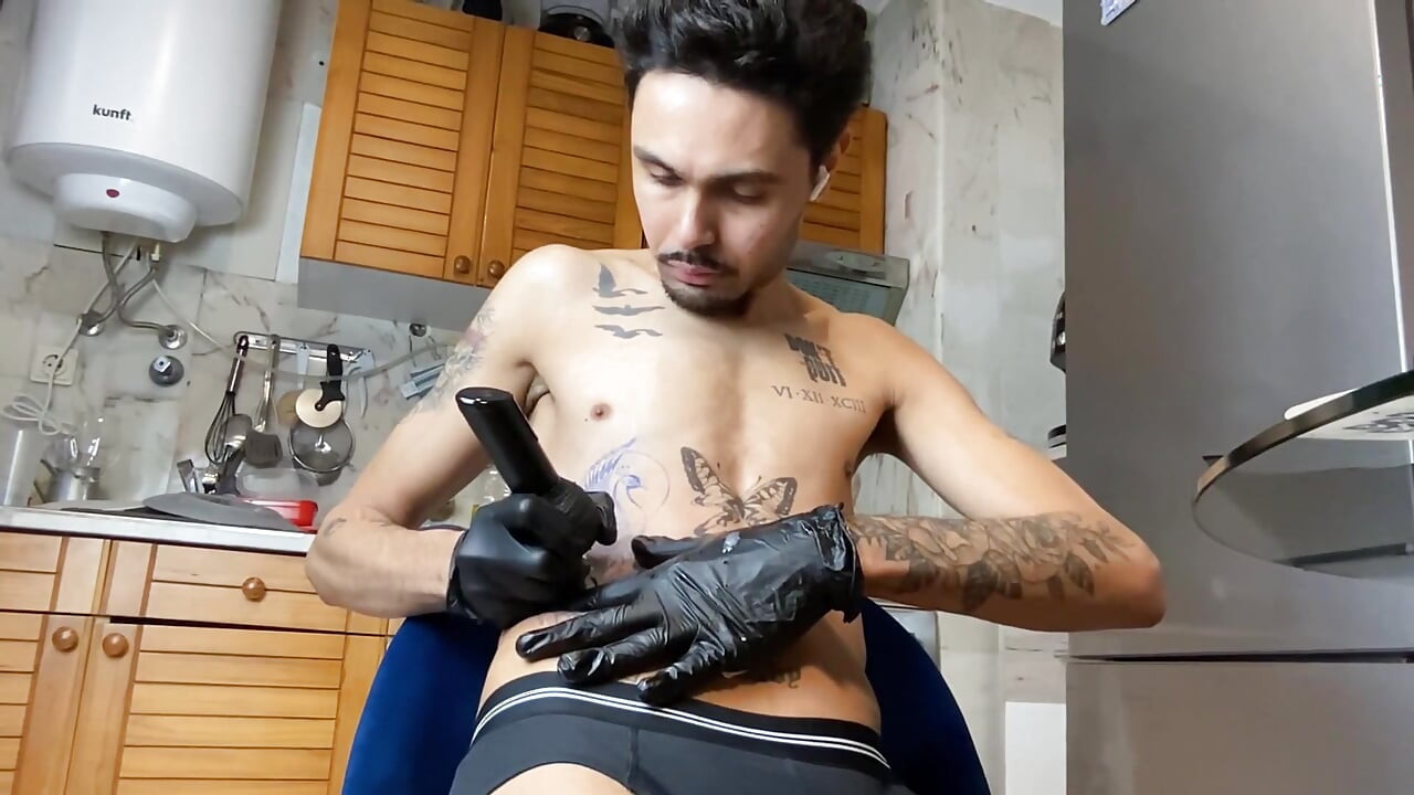 Fui Fazer Uma Tatuagem, Fiquei De Pau Duro E Bati Uma Punheta Ate Gozar