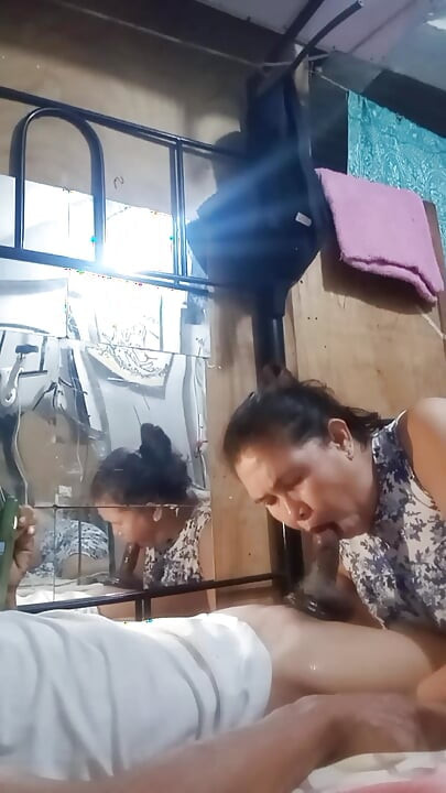 Dia mengisap kontol ny