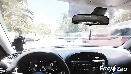 Megan hataları yolculuk için sürücüyü emiyor ve sikiyor
