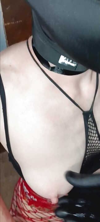 Η πουτάνα γυναίκα με τη μάσκα πιπώνει ξανά