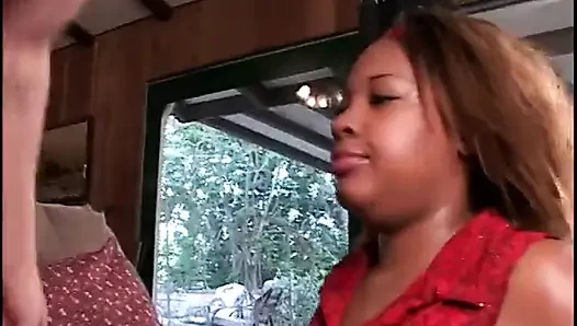 Что еще лучше , так это трахаю чернокожую Sista с большими сиськами в киске