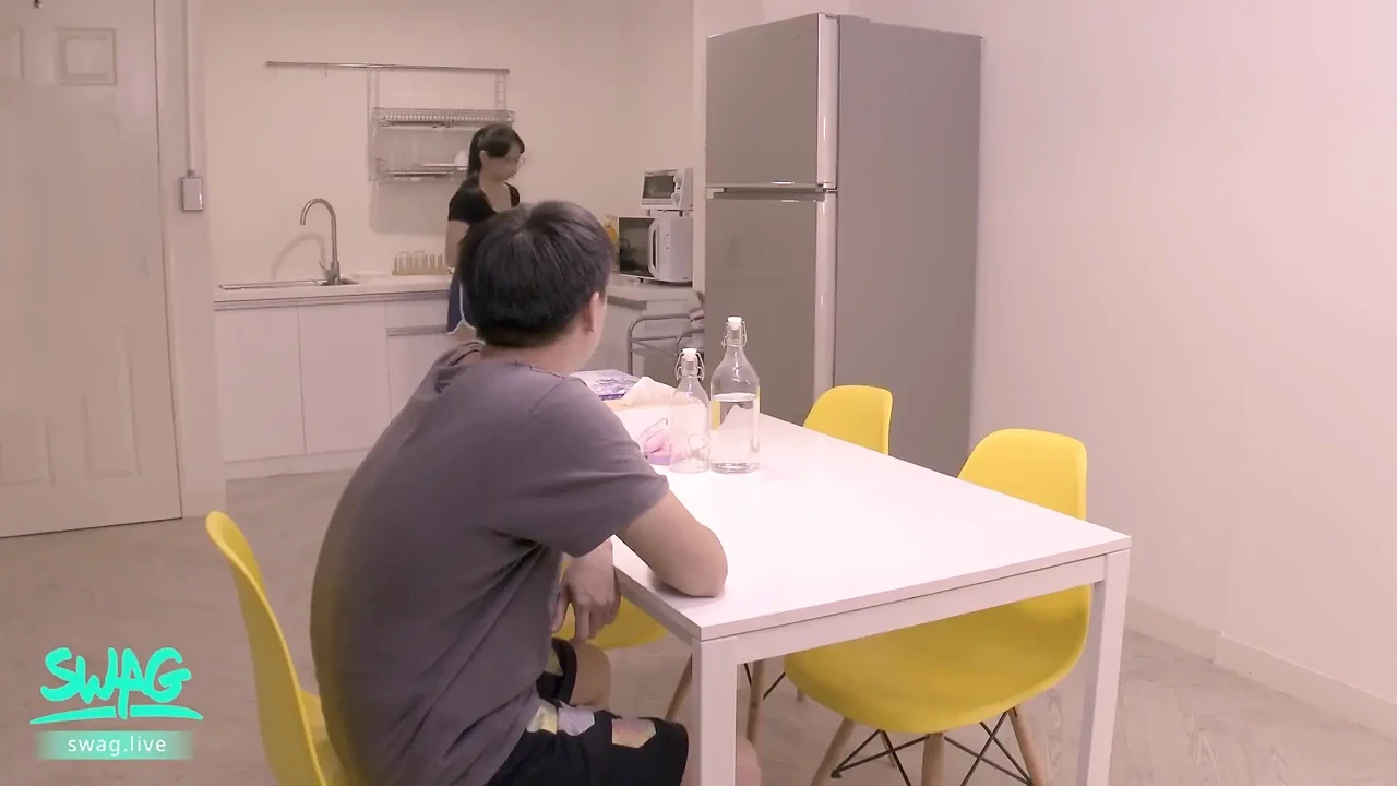 看不见的喷雾：饥渴的邻居入侵一个女孩的家