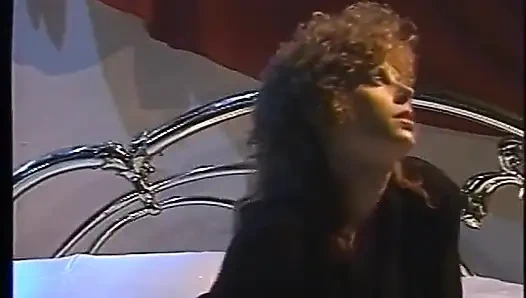 Cewek rambut cokelat pantat bahenol lagi asik nyepong dan ngentot kontol besar pria kulit hitam di ranjang habis-habisan