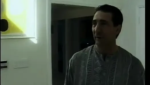Adam yatakta sarışın bir bebek tarafından emilirken esmerlerin amını yalıyor