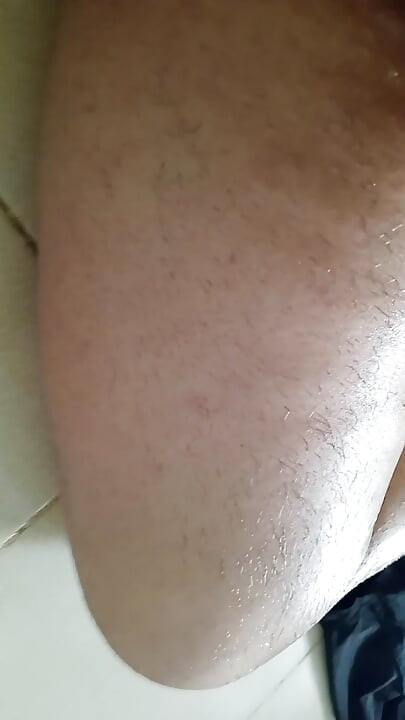Ich pisse, dann setze ich mich in meine Pisse und lege mich dann in meine Pisse