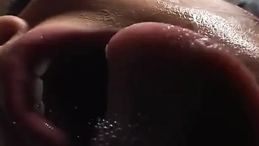 Возбужденный чувак наслаждается хорошим минетом в помещении