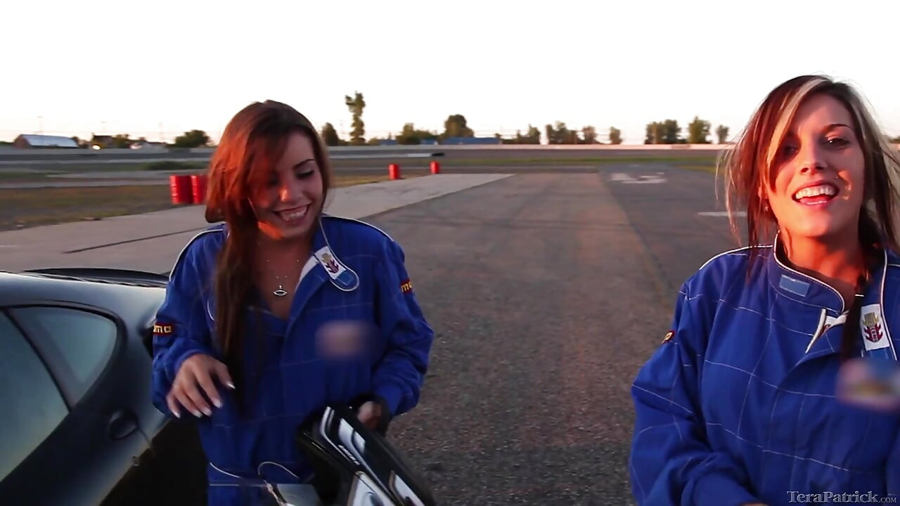 Adegan berganda tegar tiga hala dan lesbian tiga hala