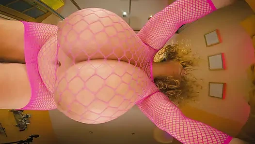 Милфа подпрыгивает своими огромными сиськами только на твоем лице