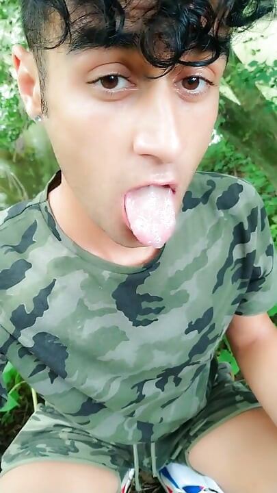 Twink açık havada son damlasına kadar kullanılmış prezervatiften taze döl alıyor