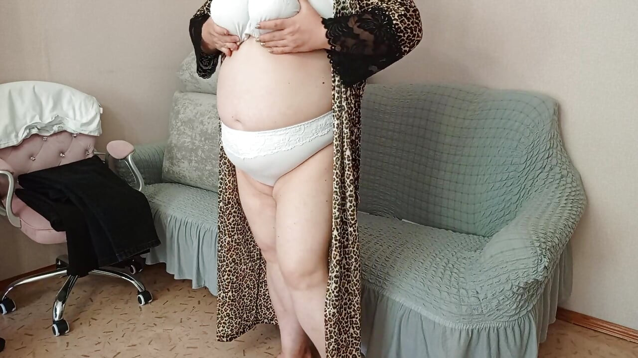 חברה עם ציצים גדולים מלטפת את עצמה מול המצלמה