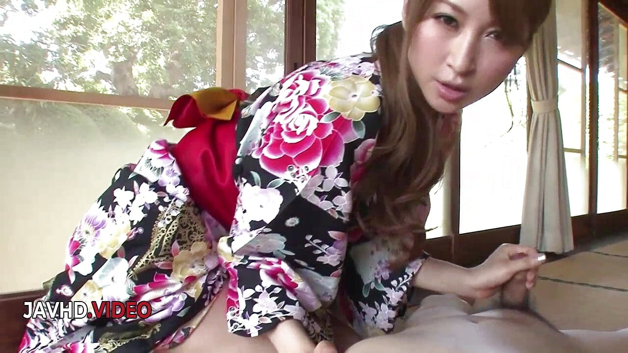 A perverz ázsiai csaj azzal gyönyörködik, hogy hanyagul szopja a farkát az intenzív élvezet előtt