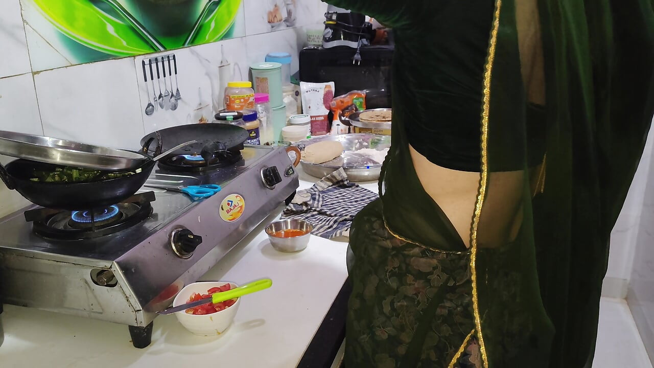 Desi bhabhi kitchen me khana bana rahi thi tabhi devar ne piche se le li bhabhi ki hardcore sex