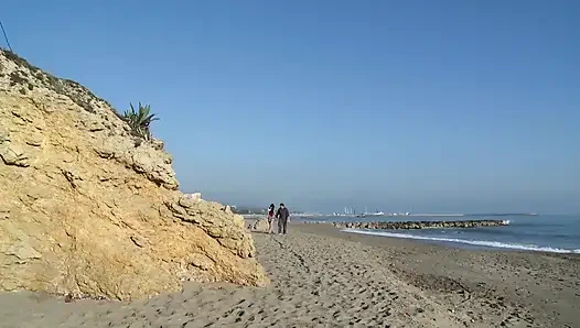 Cewek sange ini lagi asik jalan-jalan di pantai dan ngentot habis-habisan sampai muncrat berjamaah di pantai