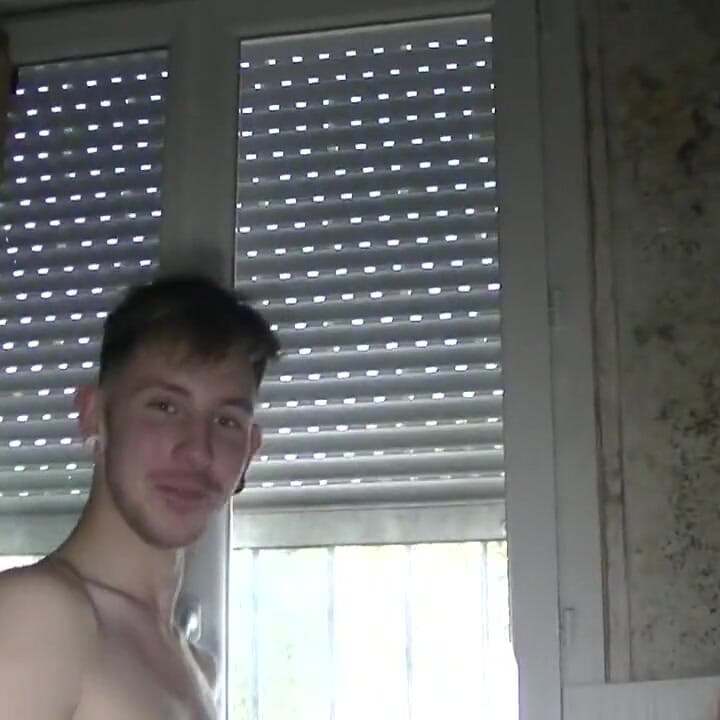 En iyi arkadaşı seksi twink tarafından çıplak sikiliyor