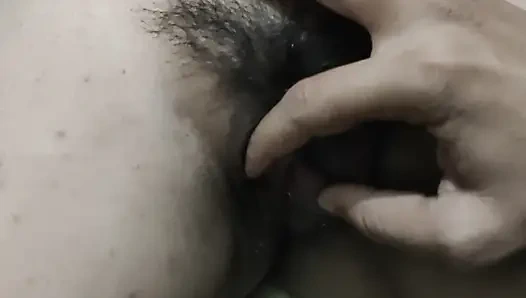 Genç anne erkek arkadaşının yatak odasında parmakla tatmin olan genç amcık