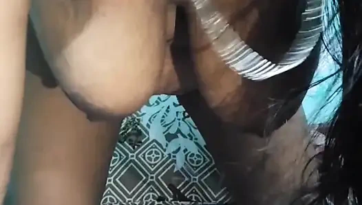 Новобрачная неудовлетворенная бхабхи трахает пальцами мокрую киску, мастурбирует до оргазма