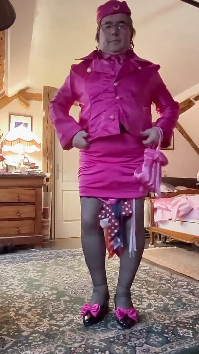 Gekleidet in einem fuchsia-minirock für ihre flugbegleiterparty