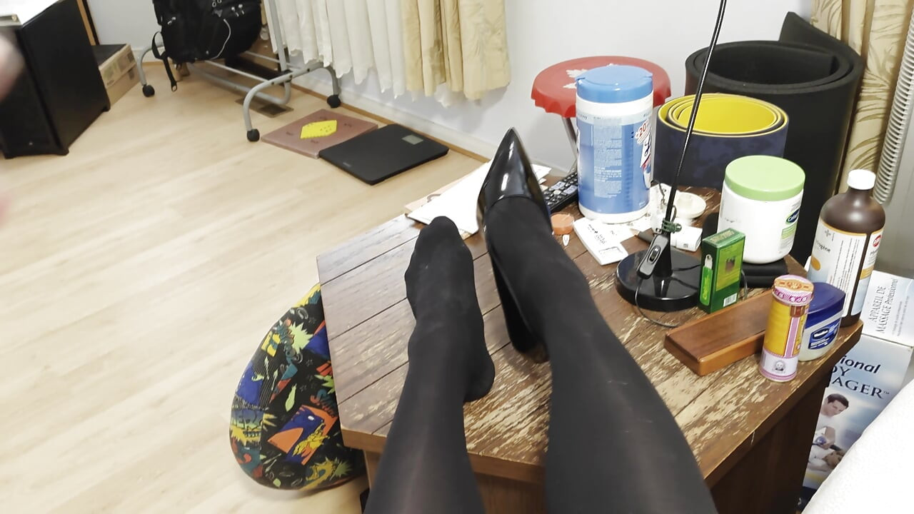 Το Crossdresser προσθέτει ένα άλλο καυτό φορτίο σε αυτές τις ιδρωμένες κάλτσες και τακούνια νάιλον λεκιασμένα με χύσια