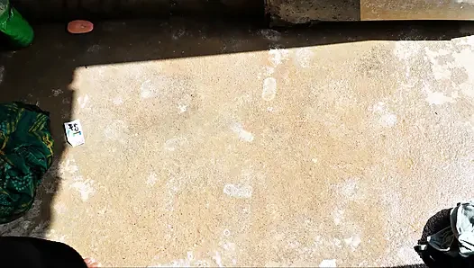 Meri girlfriend kapde nahi hai  aur main nahane ja raha tha