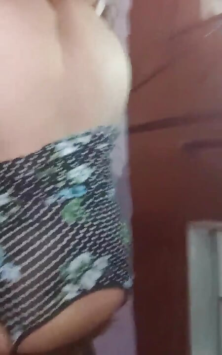 POV šukání zezadu v jejích květinových šatech
