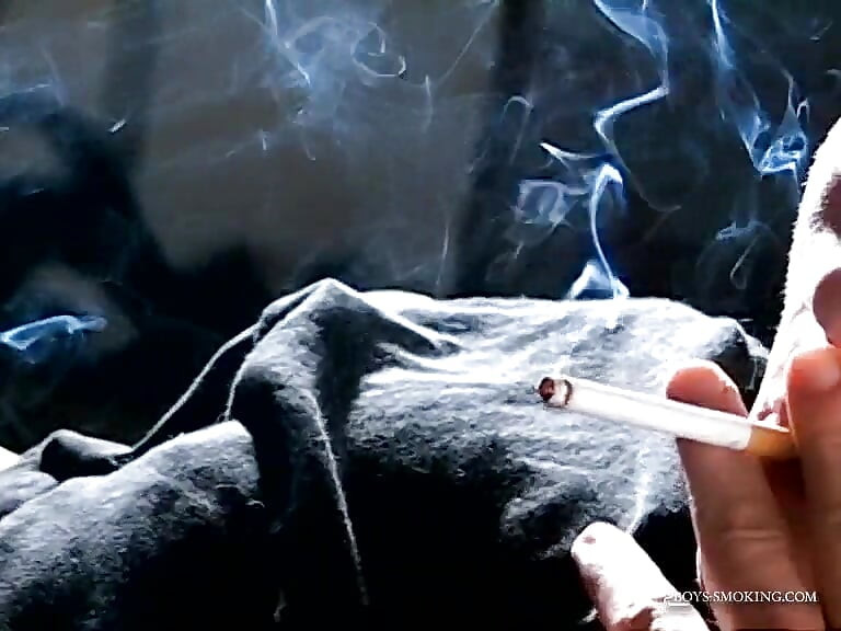 BoysSmoking: Jony excitat își scurge sucul dulce netăiat în timp ce fumează