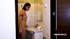Обнаженная татуированная девушка в ванной. чешское вуайеристское шпионское порно.