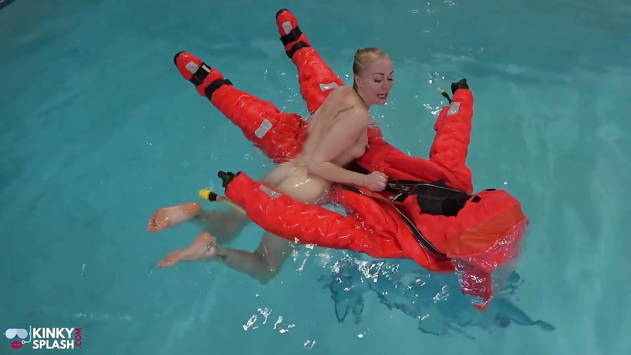 Gadis kapal selamku lagi bugil dan sange banget