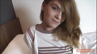 Mora dai capelli lunghi con un corpo magro e culo pronto da scopare