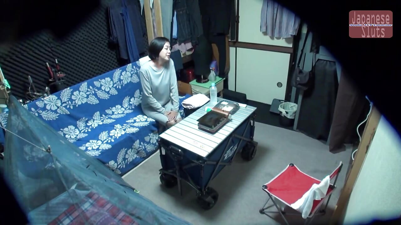 La amiga de mi esposa se quedó en mi habitación y su encanto maduro lentamente me acercó - ep1