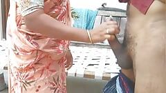 Pepek kotor Soniya Maid dikongkek keras dengan gaaliyan oleh bos selepas blowjob mendalam. Video seks hindi desi