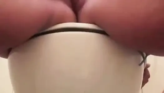 Heiß in Der Toilette Mit Orgasmus
