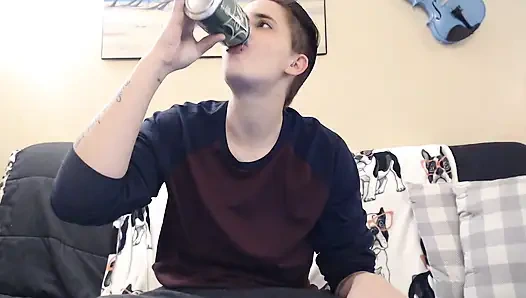 Yüksek sesle limonlu soda geğiriyor