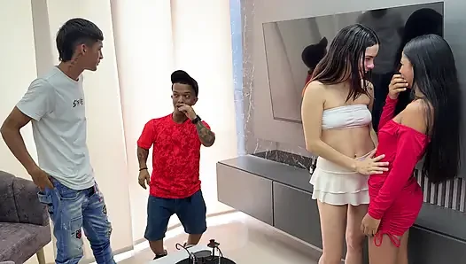 Permainan botol dengan teman-temanku benar-benar tidak terkendali dan kami akhirnya dalam foursome terangsang