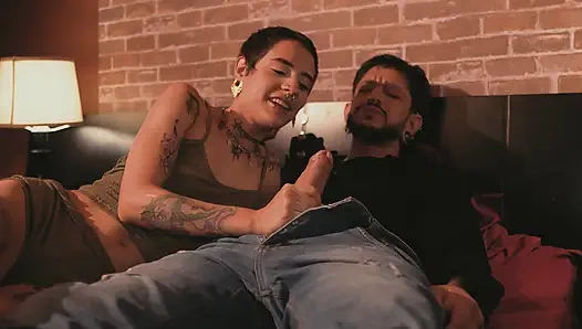 Парень моей падчерицы меня очень заводит!