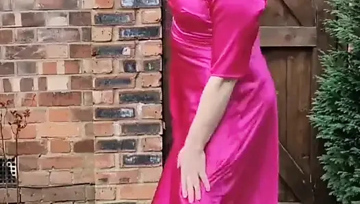 Seksi travesti ateşli pembe tam uzunlukta saten