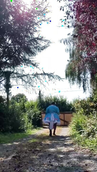 ピンクのリボンが付いた青いメイド服で一日