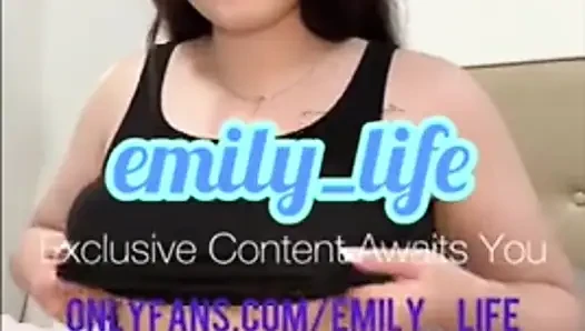 Cewek seksi menunjukkan pantatnya yang sempurna emily_life