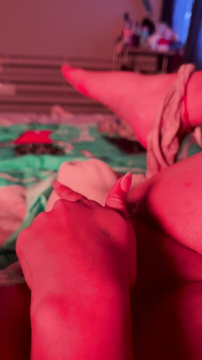 Obožavam kad se vratim kući sa fakulteta i počnem drkati, vagina mi postane jako mokra.