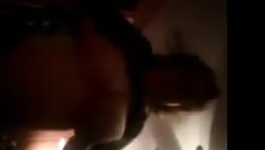 Hemşire Vicki yatakta kendisiyle oynuyor