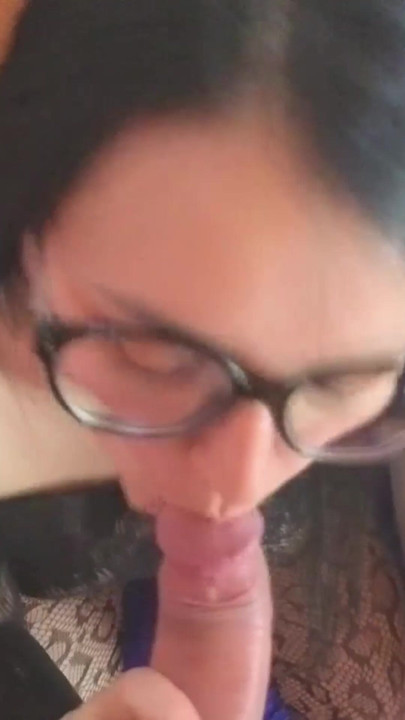 Horny moment with my sister-in-law: she couldn't resist and knelt down