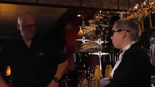 Сексуальную молодую телочку с большой задницей трахают в ее мокрую киску