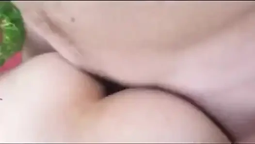 Açık havada amcık büyük memeli kız anal dildoyla sikiliyor