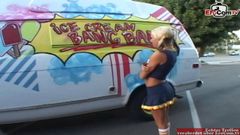 Petite blond cheerleader tonåring plockade upp för sex i en bil
