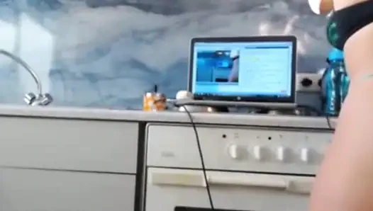 Sexy Dea Twerking on Live Streaming