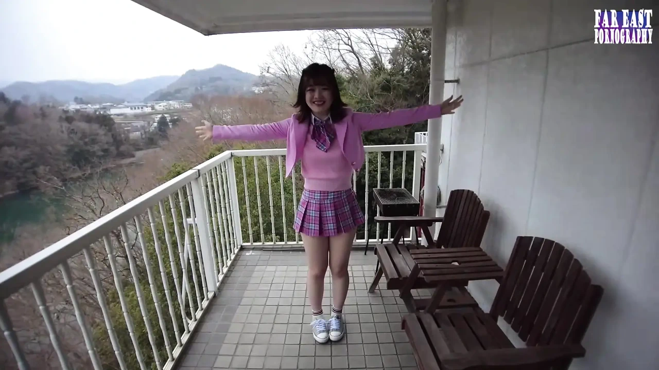 当一个大胆的年轻美女在户外流出每一滴温暖时徘徊 Ep-3