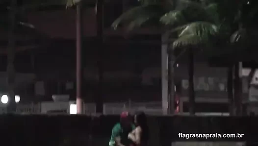 Bir grup arkadaş sahilde sokaklarda fahişelik yapıyor