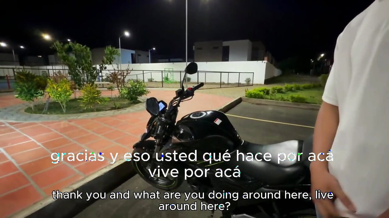 年轻的拉丁裔小伙子被奇怪的修理工操, 他帮我修了摩托车