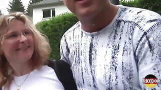 Plavokosa MILFA sa naočarima ga želi tamo i sada