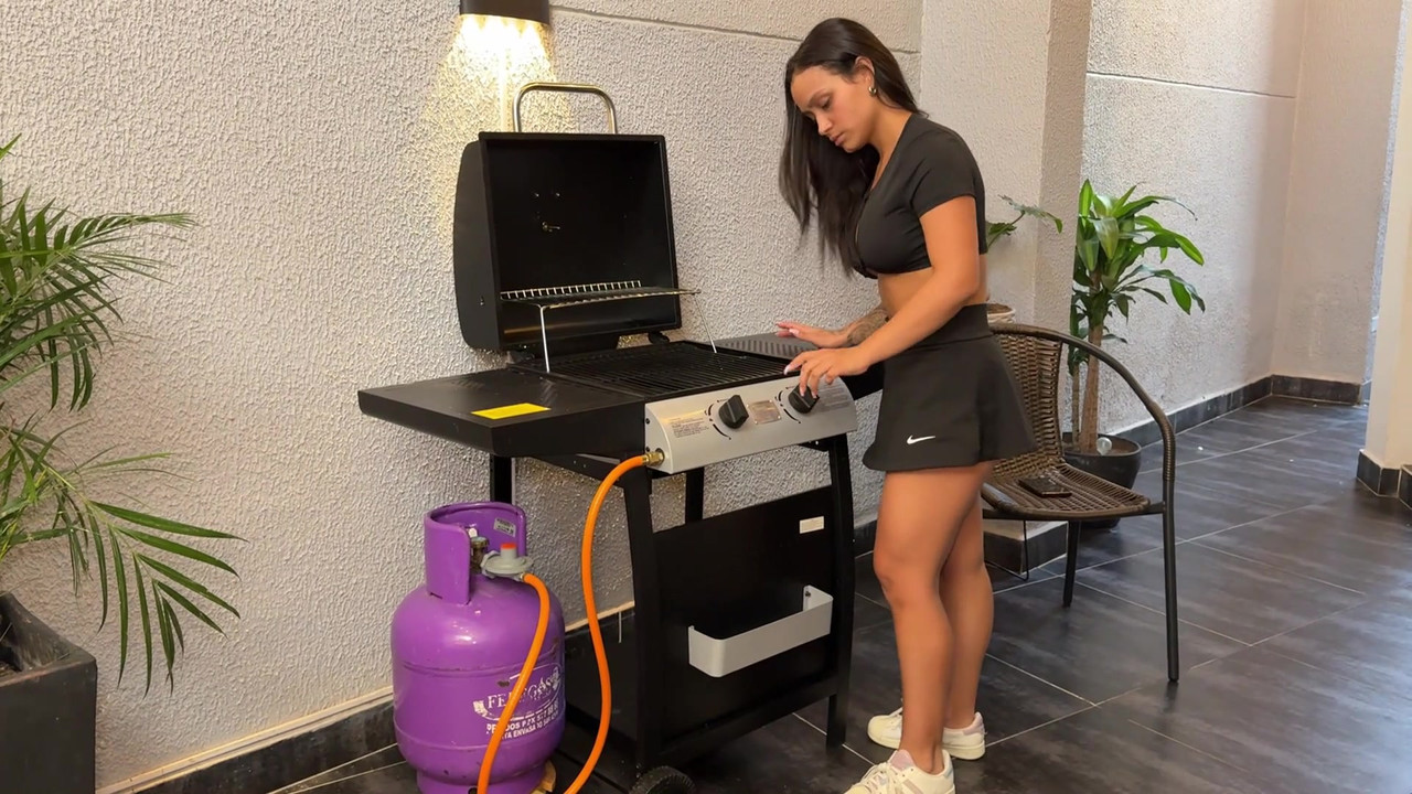 大屁股饥渴的哥伦比亚人挑逗勤杂的男人，直到被狠操daniel mast，lorena doll